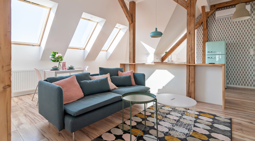 Salon lumineux d'un appartement de prestige avec parquet et moulures d'époque